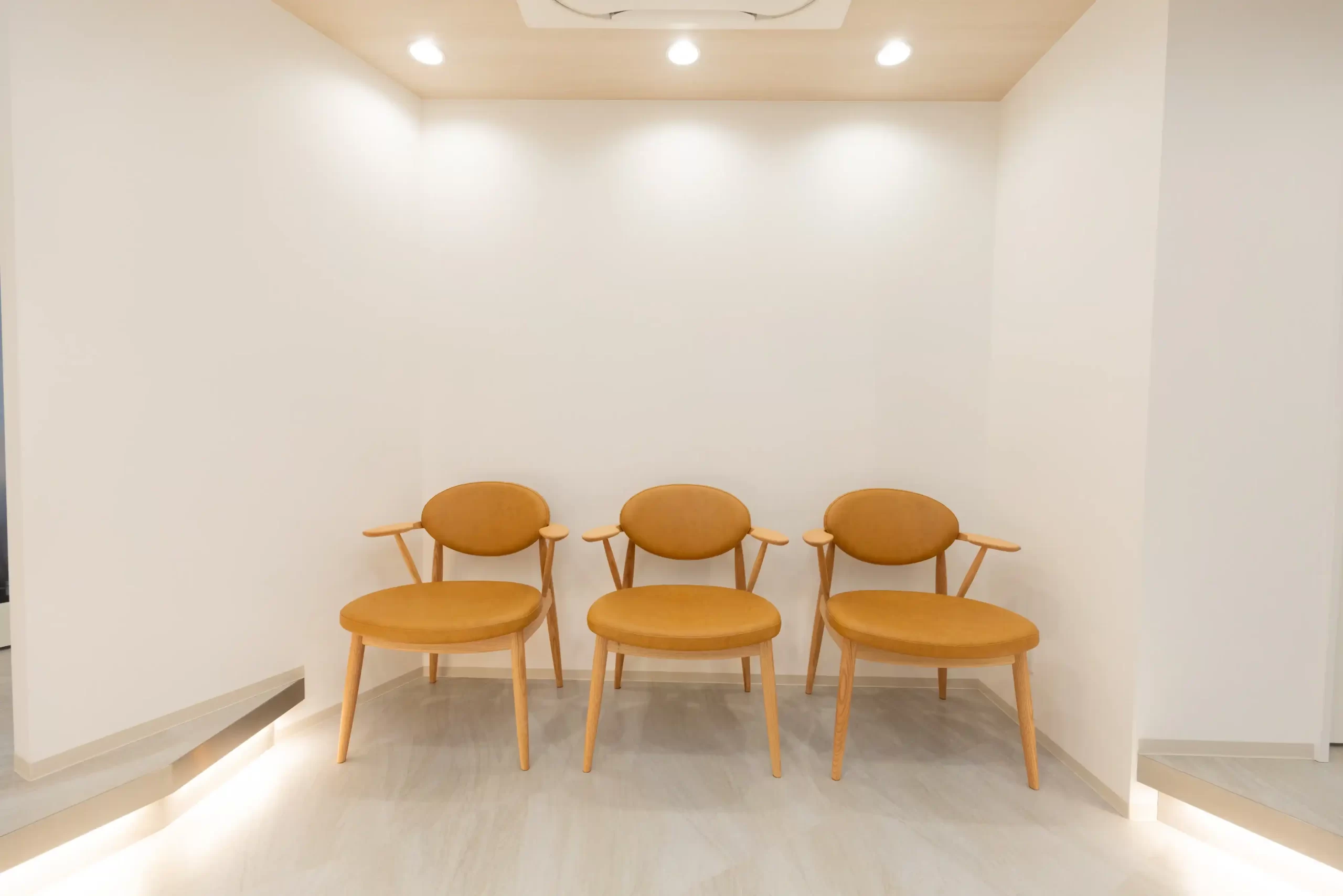 0N9A0357_40_11zon 受付の椅子3脚