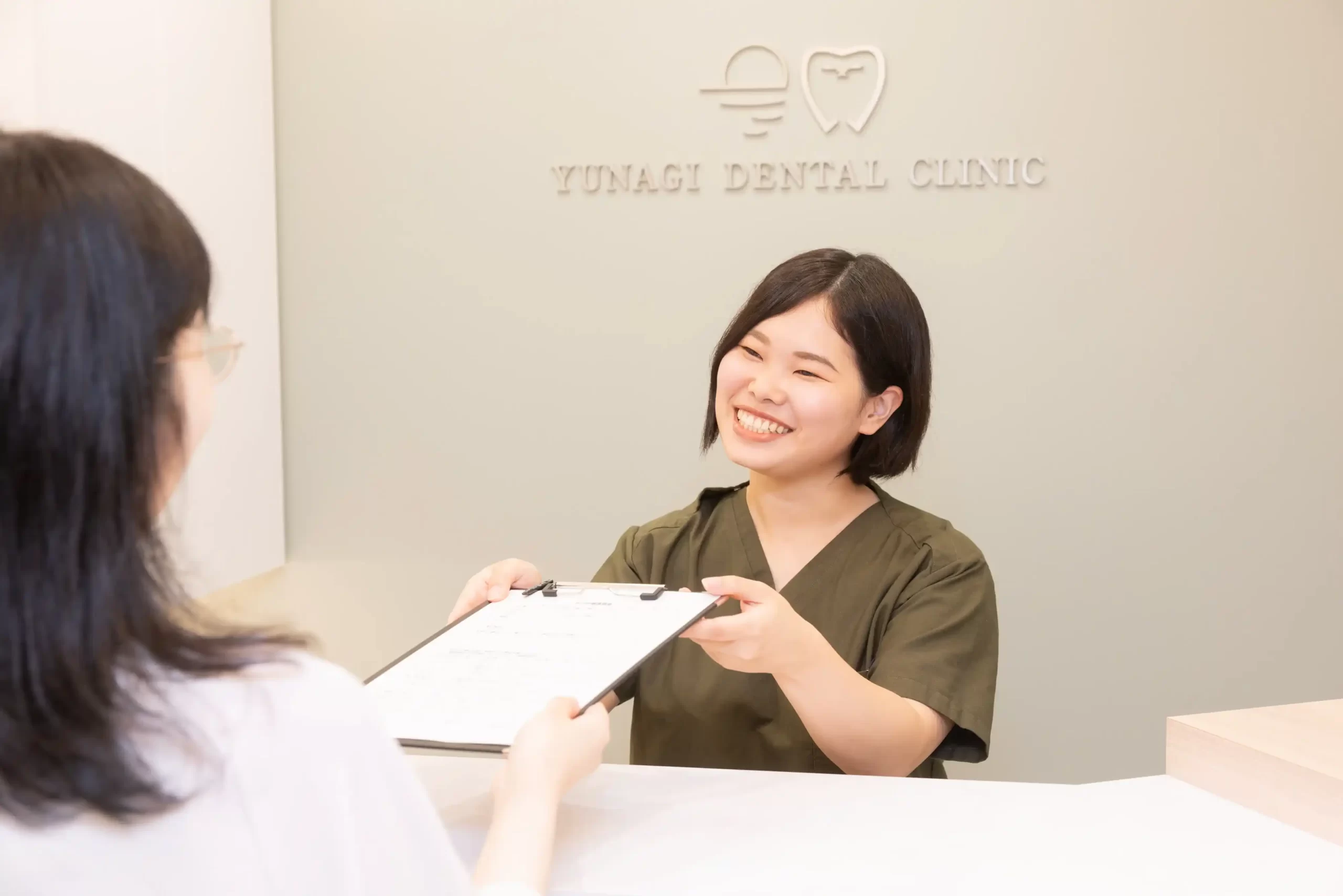 0N9A0699_77_11zon ゆうなぎ歯科の受付対応中