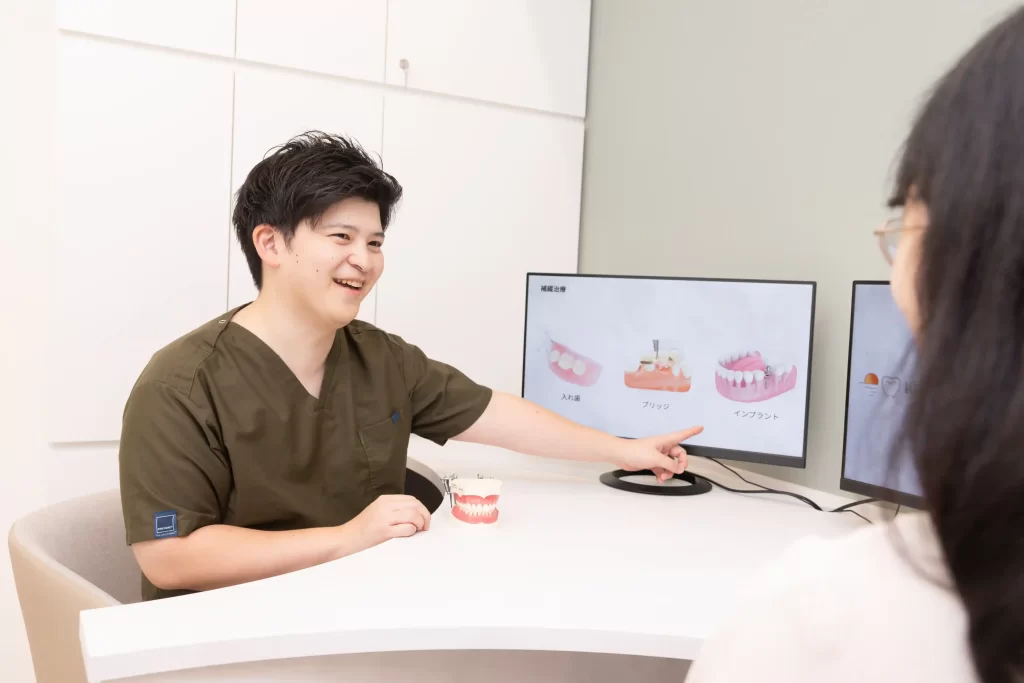 治療について説明する鈴木院長