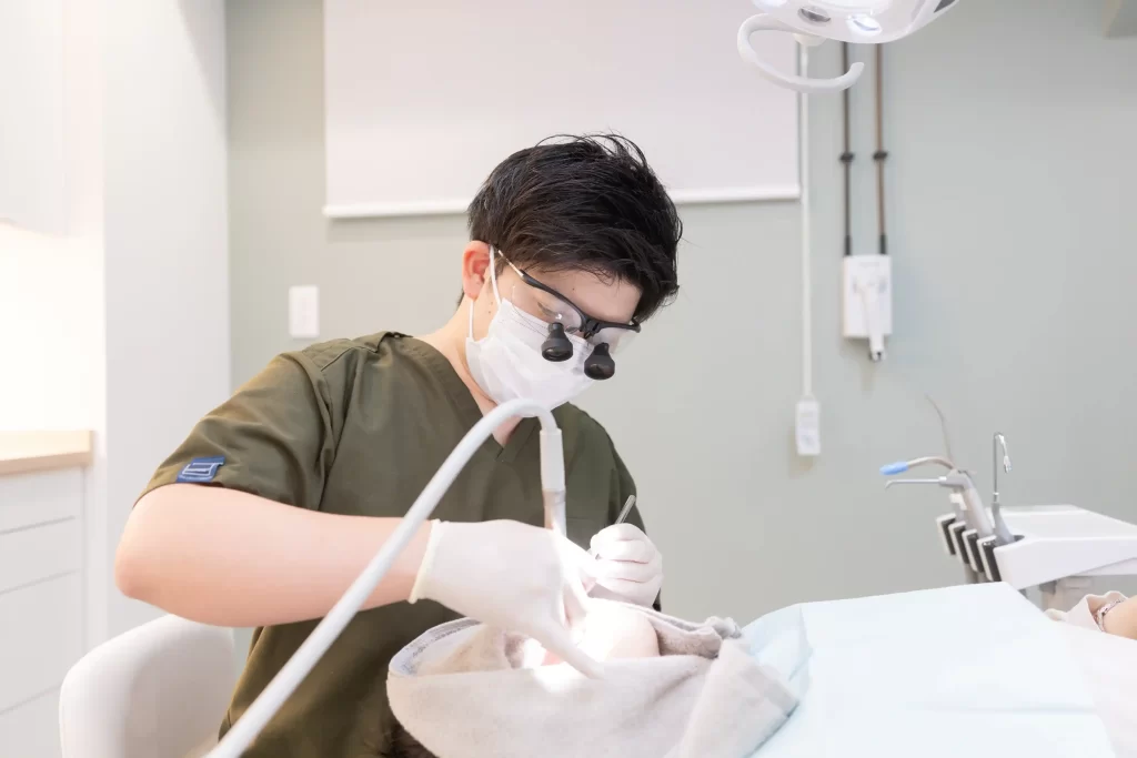 治療中の鈴木院長