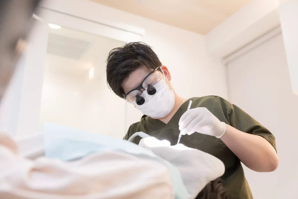 治療中の鈴木院長